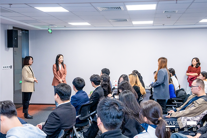 知名人力资源服务商JN江南JN SPORTS国际的相关资深顾问与企业高级负责人在参访末尾回答现场关于人力资源产业的问题