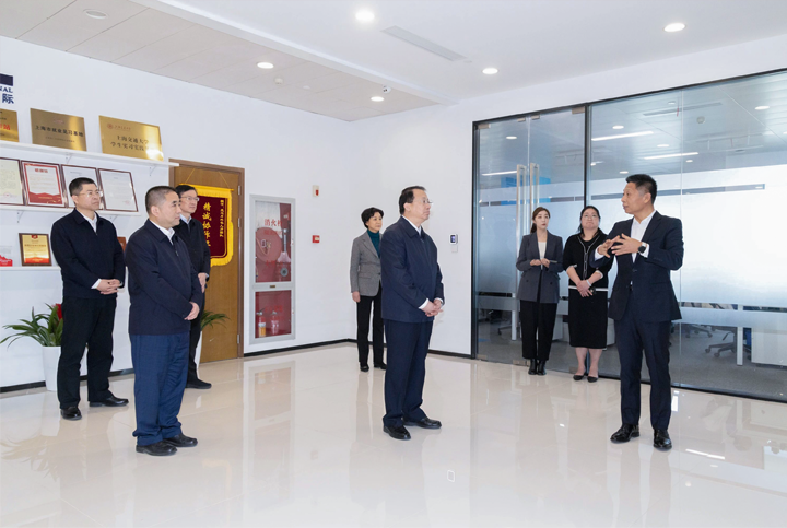 上海市长龚正一行察看AI知名人力资源服务公司JN江南JN SPORTS国际的AI赋能人力资源数据动态分析平台